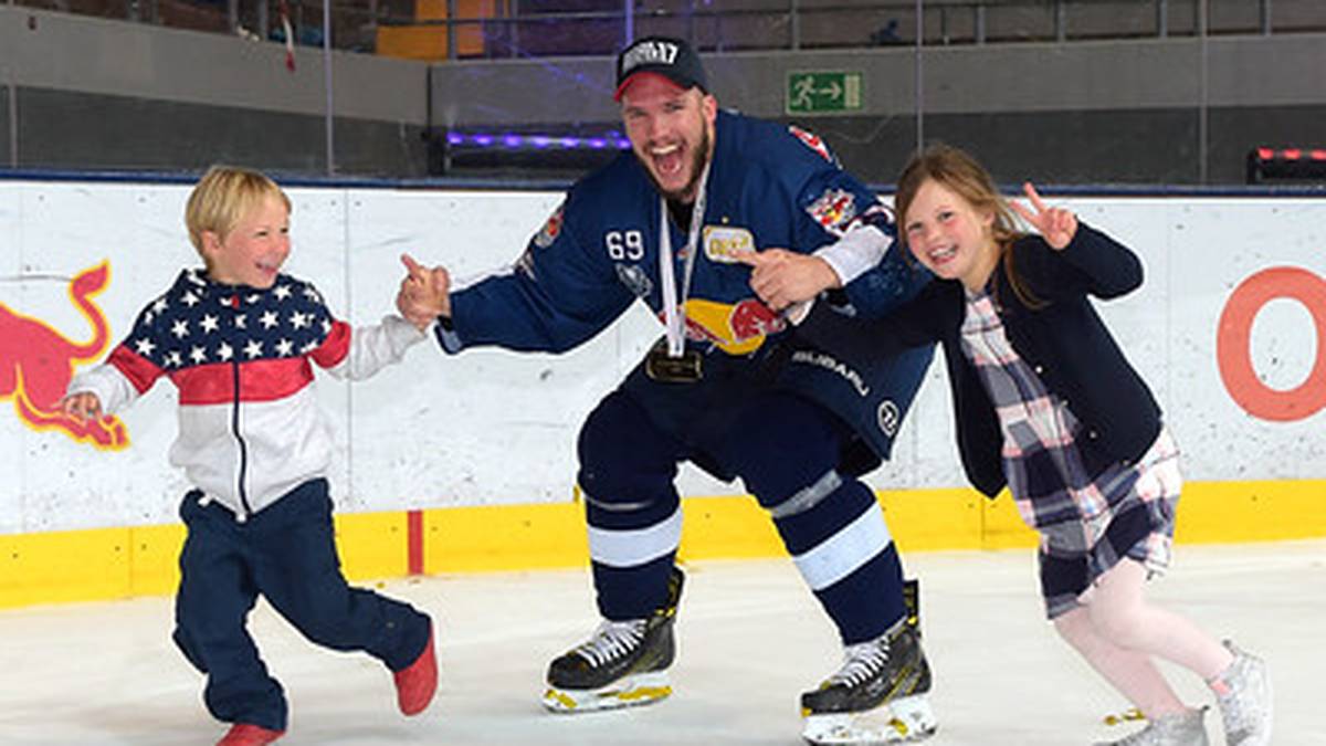 Florian Kettemer feiert mit den Kids