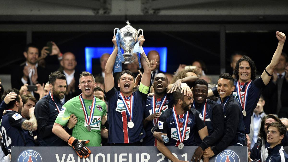 Das Team aus Paris feiert mit dem Pokal
