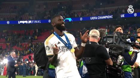 Antonio Rüdiger stößt als Champions-League-Sieger zur Nationalmannschaft. In seiner ersten Pressekonferenz erklärt er seine Führungsrolle und zieht einen Vergleich zu einem früheren Titelgewinn. 