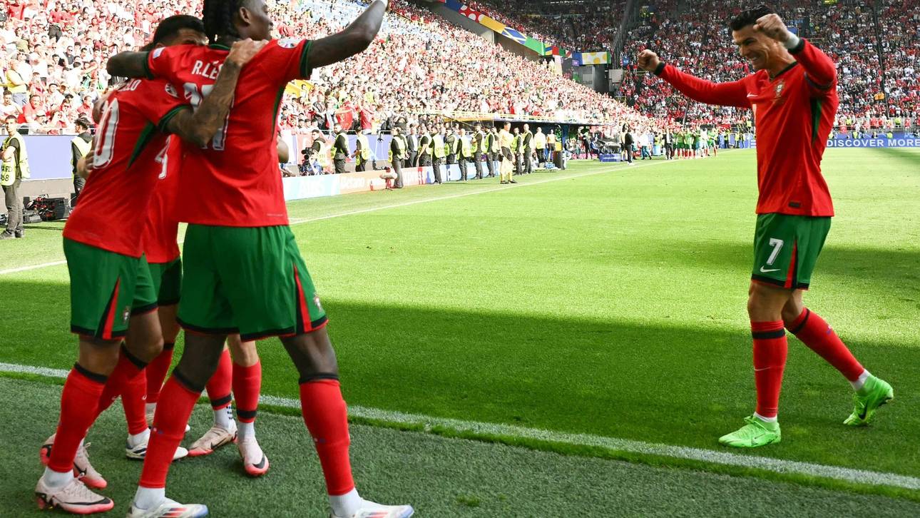 Mit Slapstick-Eigentor: Ronaldo und Portugal im Achtelfinale