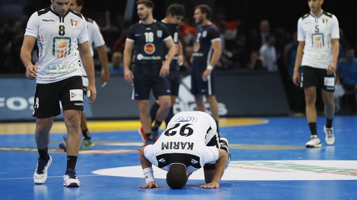 Der Glaube versetzt bekanntlich Berge: Dieser Überzeugung ist auch Karim Abdelrahim (M.). Der Ägypter dankt dem Herrn für den Erfolg seiner Nationalmannschaft: Der Einzug in die K.o.-Runde ist den Afrikanern nicht mehr zu nehmen