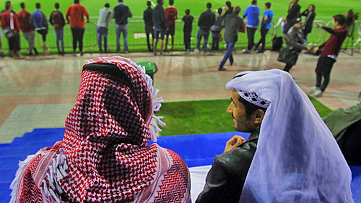 Die Einheimischen betrachten das Geschehen auf dem Rasen derweil aus sicherer Entfernung