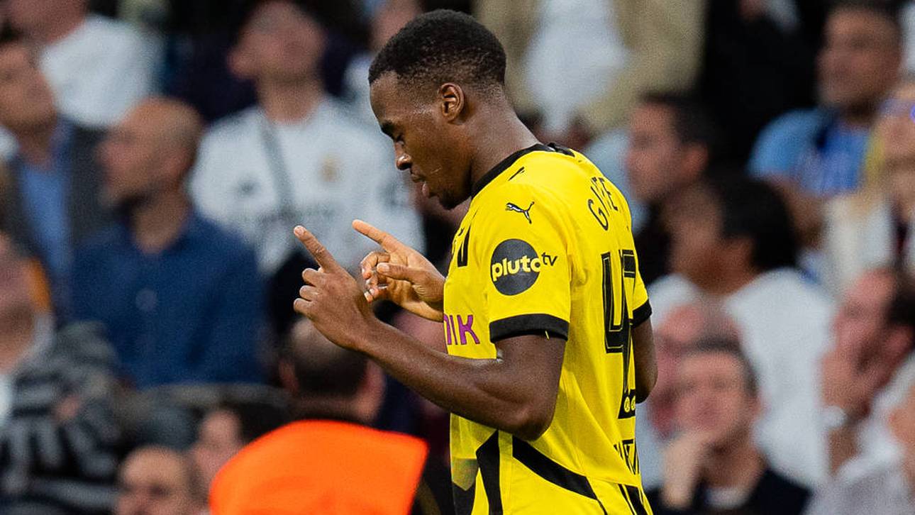 Jamie Gittens bejubelt seinen Treffer zum 2:0