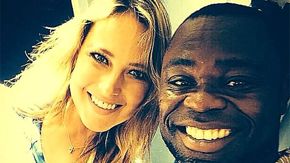 Und wen trifft Vanessa Huppenkothen sonst noch so auf Schalke? Zum Beispiel Ex-Profi Gerald Asamoah (Copyright: Twitter@vanehupp)
                  
                  