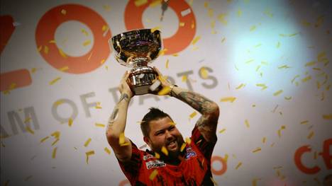 Neunmal Anlauf genommen, neun Mal im Major-Finale gescheitert: Doch mit dem dem Grand Slam-Sieg hat Michael Smith seinen Final-fluch rechtzeitig vor der WM gebrochen. Und dann gibt es noch das Bullen-Angebot von Jonny Clayton.