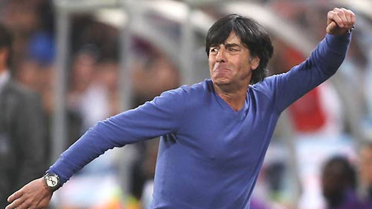 Dann kam die erste große Sternstunde des neuformierten Teams, bei der Löws Handschrift überdeutlich zu erkennen war: Der 4:1-Triumph im Achtelfinale über England