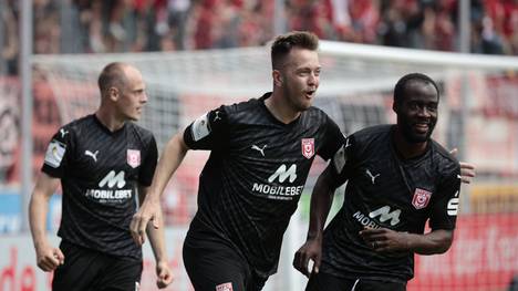 Erich Berko (r.) hat den Halleschen FC zum Sieg geschossen