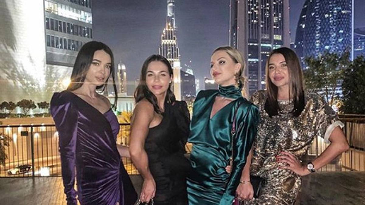 Abends ziehen die Ladys dann ohne ihre männlichen Begleiter los. Wer hat das hübscheste Outfit? Vika Konoplyanka (2.v.l.), Jelena Nastasic (2.v.r.) oder eine ihrer Freundinnen?