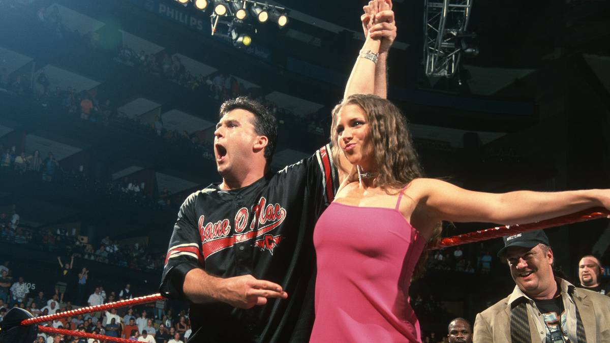 9. JULI 2001 - Aus den Überresten der von der WWF aufgekauften Konkurrenzligen WCW und ECW formieren Vince McMahons Kinder Shane und Stephanie zusammen mit Ex-ECW-Chef Paul Heyman (hinten rechts) die Gruppierung "The Alliance" - mit dem Ziel, ihren Papa zu zerstören. Klappt natürlich nicht ...