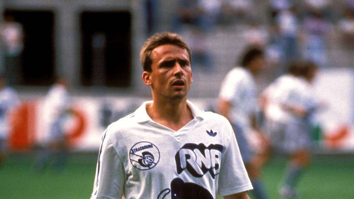 THOMAS ALLOFS: Als Bundesliga-Torschützenkönig wechselte Allofs 1989 aus Köln zu den gerade in die zweite Liga abgestiegenen Straßburgern. Ein halbes Jahr später kehrte er zurück zur Fortuna nach Düsseldorf, mit der er 1979 und 1980 schon zwei Mal den DFB-Pokal gewonnen hatte