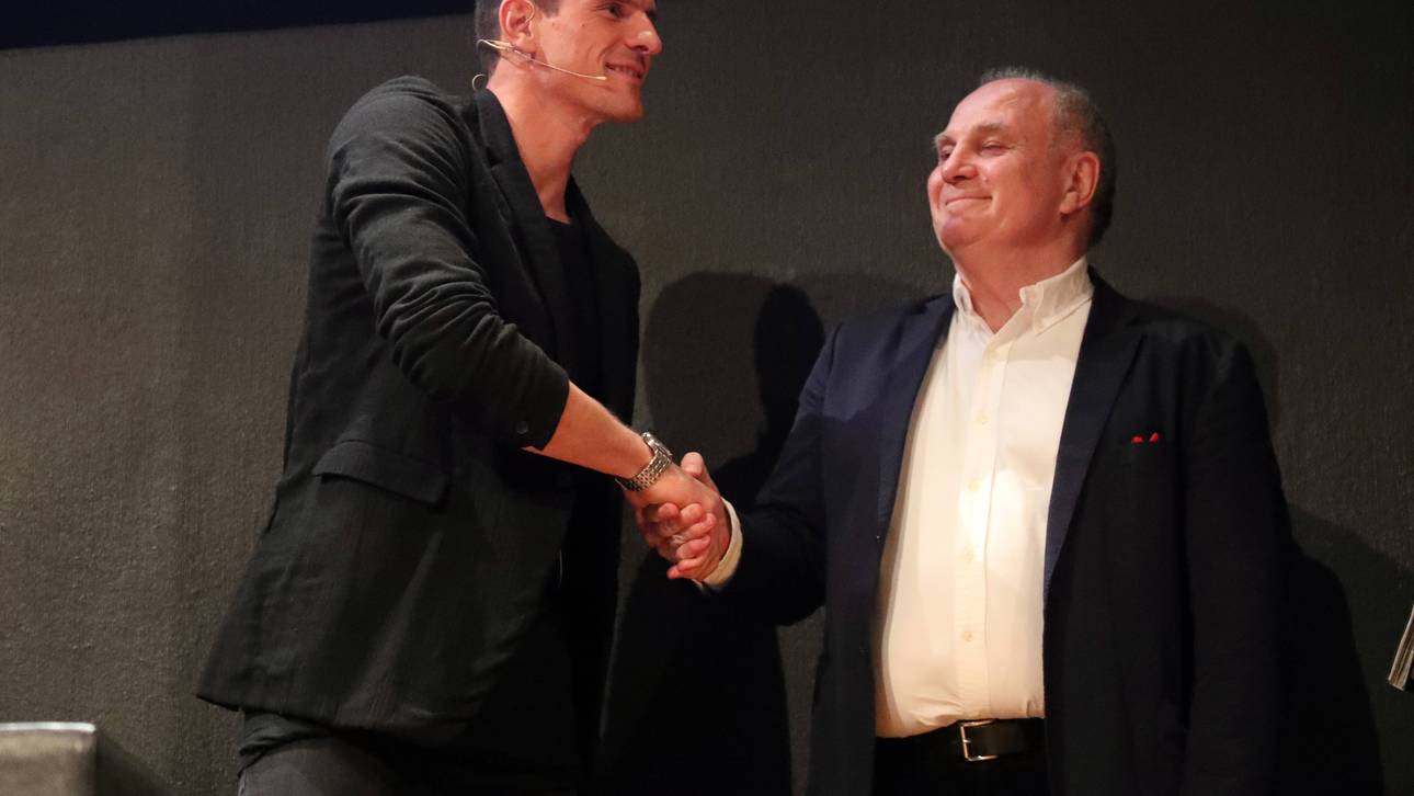 Mario Gomez mit Uli Hoeneß 