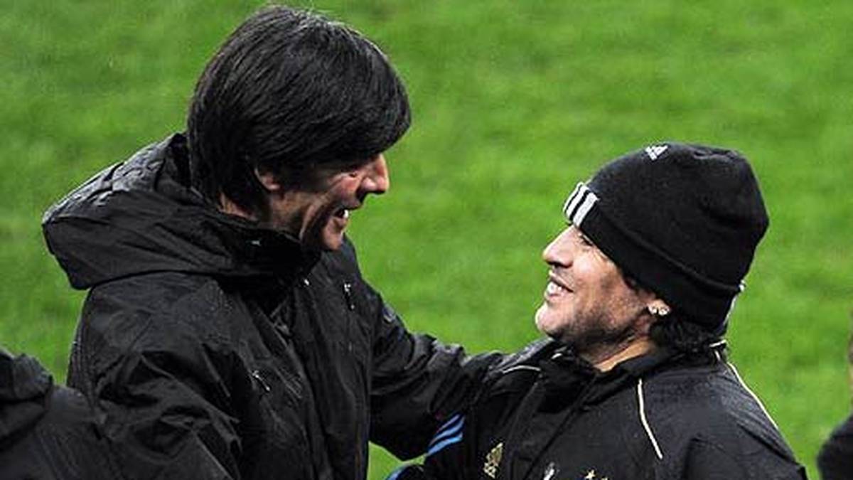 Und weiter ging die Reise zum vierten Titel: Die von Diego Maradona (r.) trainierten Argentinier nahm die Löw-Elf im Viertelfinale beim 4:0 nach allen Regeln der Kunst auseinander und gehörte spätestens danach zu den WM-Favoriten