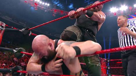Braun Strowman (o.) traf bei WWE Monday Night RAW auf The Big Show