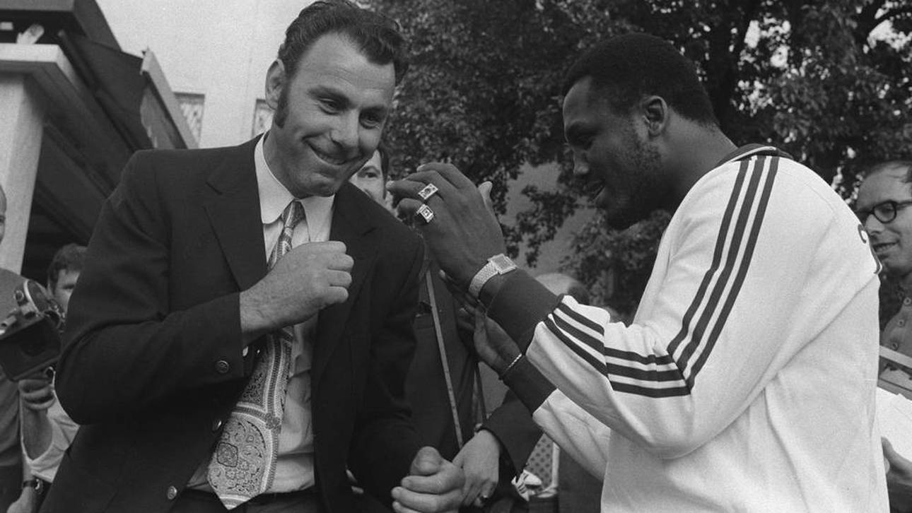 Hans Huber und Joe Frazier beim Wiedersehen in Herzogenaurach 1971
