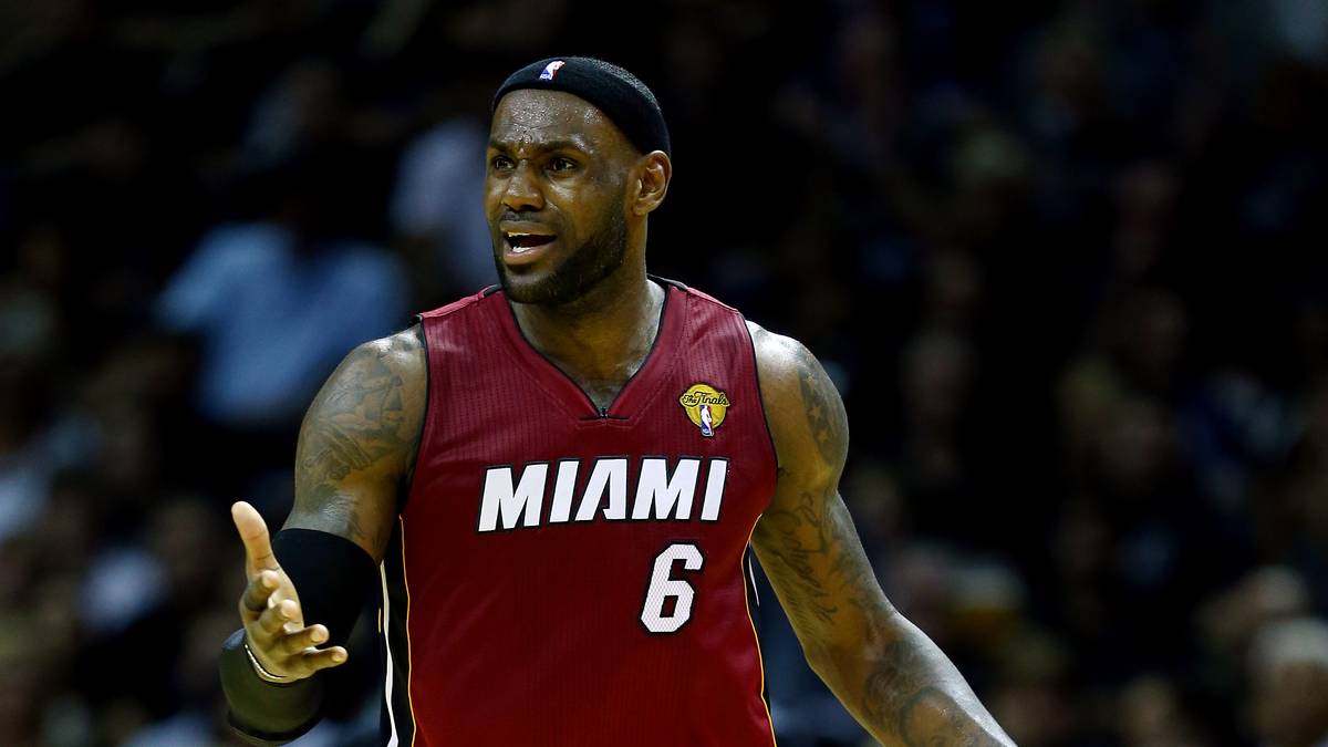 LEBRON JAMES 23: Auch "King James" muss sich in Zukunft an eine neue Rückennummer gewöhnen. Mit der Ankunft von Anthony Davis erklärte sich LeBron bereit, seine langjährige Cavs-Nummer 23 abzugeben und an seinen neuen Teamkollegen abzutreten