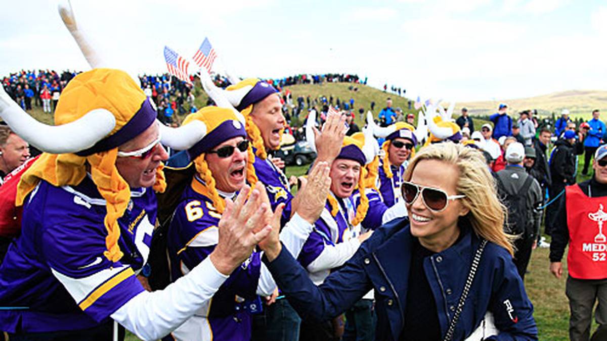 Amy Mickelson ist als Unterstützung für ihren Gatten angereist und sorgt hier für die Unterhaltung der amerikanischen Fans