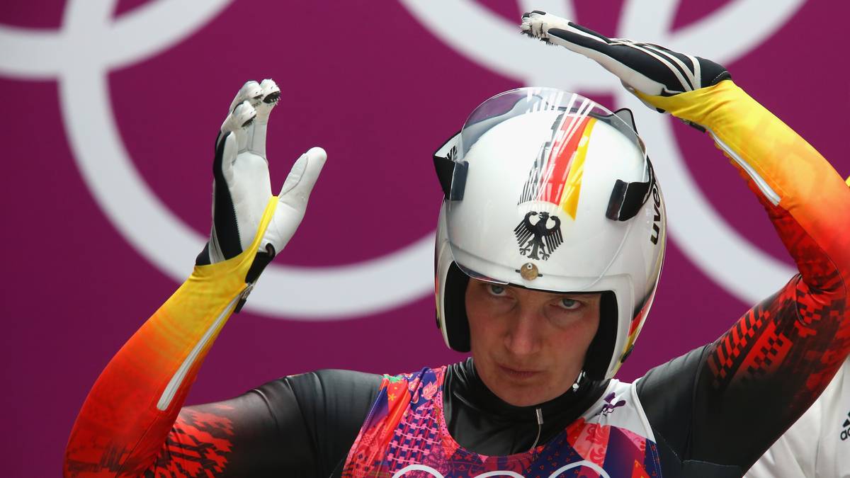 Schon im Zielraum fällt die gemeinsame Freude schwer, richtig Luft macht Hüfner ihrem Ärger dann auf der Pressekonferenz: "Mir wurde vieles schwer gemacht und es wurden mir viele Steine in den Weg gelegt. Ich hatte den Eindruck, dass eine Natalie Geisenberger deutlich mehr Unterstützung bekam", beklagt Hüfner eine Ungleichbehandlung seitens des Verbandes. Die Entlassung von Hüfners Privattrainer Andre Florschütz sieht sie als persönlichen Affront.