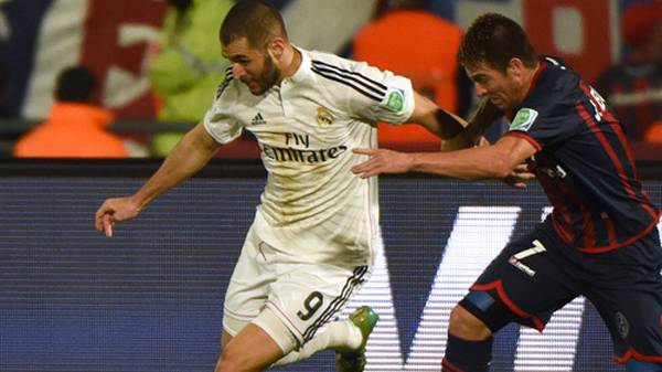 Auf dem Feld liefert sich Real Star Karim Benzema gleich ein starkes Duell mit  Julio Buffarini 