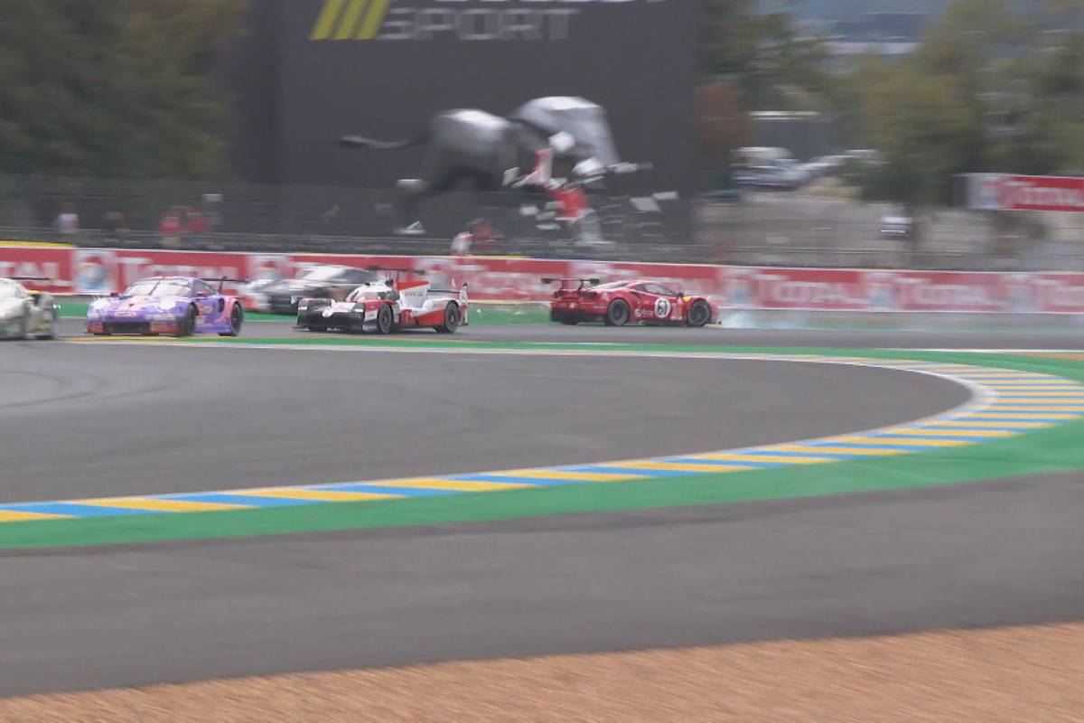 Zu Beginn der siebten Runde erlebt das 24-Stunden-Rennen in Le Mans seinen ersten Crash. Auch danach staubt es mehrfach auf der Strecke.