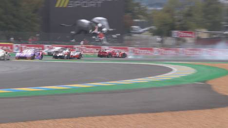 Zu Beginn der siebten Runde erlebt das 24-Stunden-Rennen in Le Mans seinen ersten Crash. Auch danach staubt es mehrfach auf der Strecke.