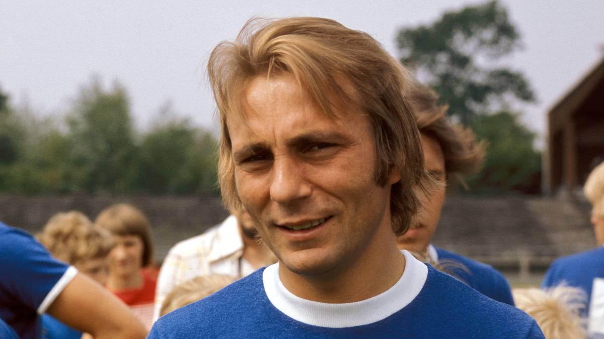 STAN LIBUDA: Die Ruhrpott-Legende hatte tatsächlich noch einen anderen Verein als Schalke 04 und den BVB - Racing Straßburg. Weil er infolge des Bundesliga-Skandals 1972 vom DFB gesperrt wurde, spielte der Dribbelkünstler bis zu seiner Begnadigung für die Elsässer