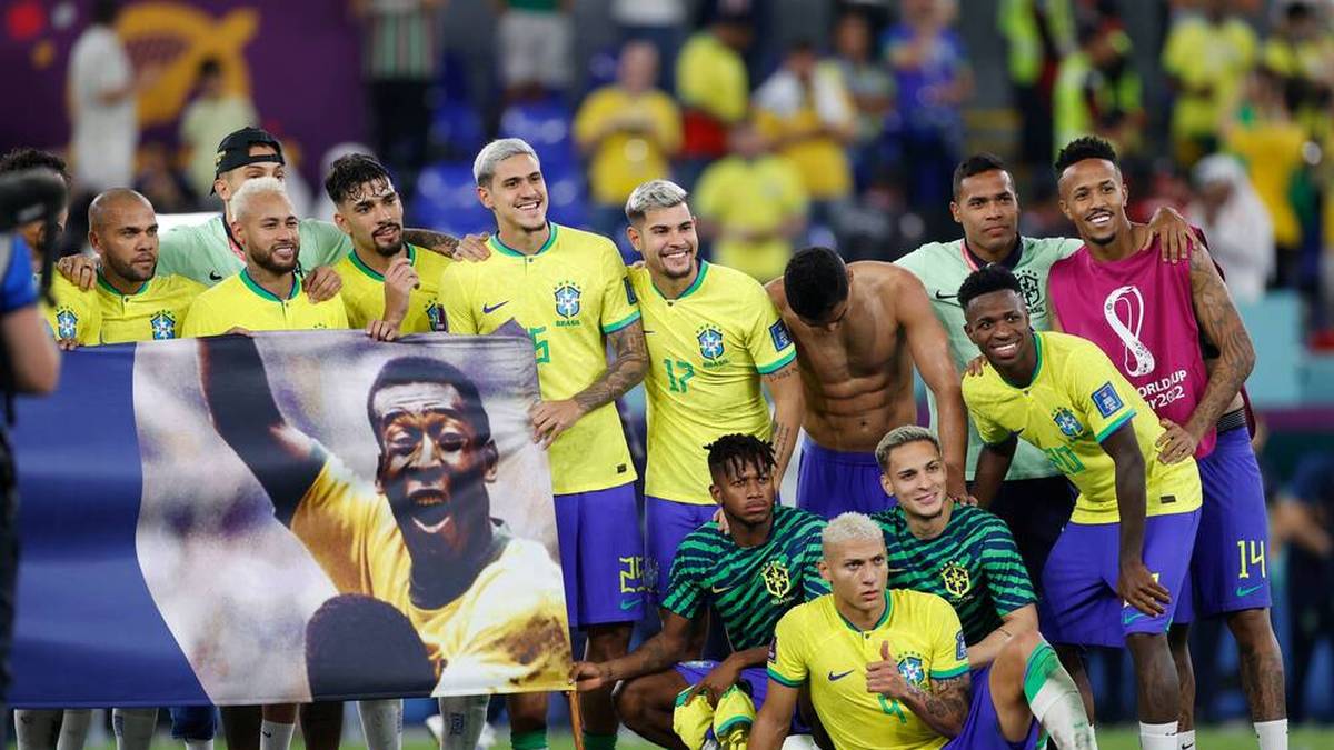 Schöne Geste der Selecao nach dem WM-Achtelfinale in Katar: Die Mannschaft um Neymar schickte Nationalheld Pelé nach seiner Atemwegsinfektion in Form eines Banners ihre Genesungswünsche in die Heimat.