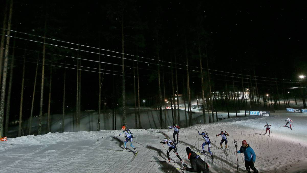 Hinaus geht es auf tiefem Schnee in den dunklen Abendhimmel...