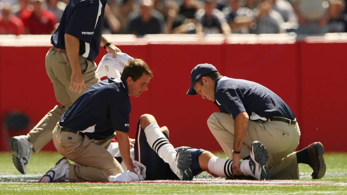 Und auch die nächste Saison geht mies los. Gleich im ersten Spiel gegen die Chiefs zieht sich Brady eine schwere Verletzung am linken Knie zu und fällt für den Rest der Saison aus. Er muss mehrfach operiert werden, weil Infektionen die Heilung massiv beeinträchtigen