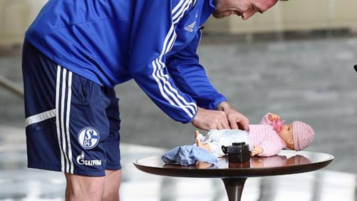 Derweil muss Christian Fuchs eine Sonder-Einheit absolvieren. Die Schalker, die ihre Zelte bereits in Doha aufgeschlagen haben, lassen den frisch gebackenen Vater für das Vereinsfernsehen Windeln wechseln (Copyright: twitter@s04)