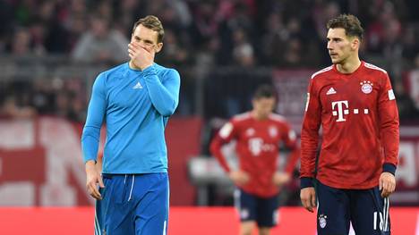 Manuel Neuer (l., mit Leon Goretzka) ist nach dem 3:3 gegen Düsseldorf untröstlich