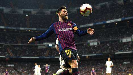 Lionel Messi streichelt demnächst einen Ball von Puma
