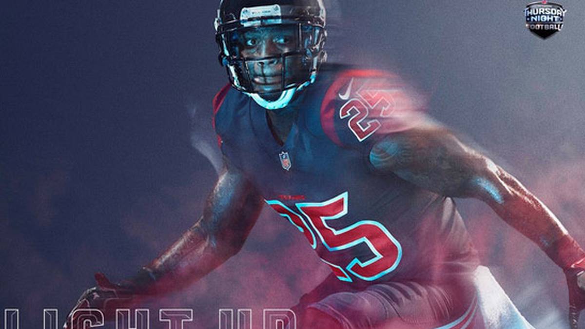 Keine Möglichkeit, ihr Color-Rush-Outfit auf dem Platz zu zeigen, haben die Houston Texans.  Am 22. September gegen die New England Patriots (0:27) liefen die Texans in ihrem gewöhnlichen Shirt auf