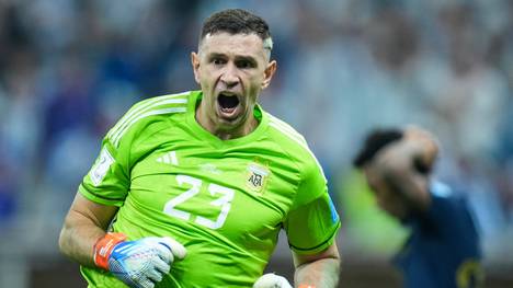 Argentinien Torwart Emiliano Martinez hatte sich nach dem Finale mit einer obszönen Geste sehr fragwürdig verhalten und die Aktion schlägt weiter Wellen  