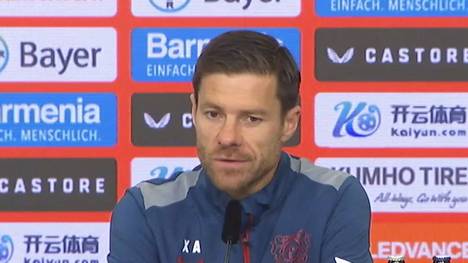 Die Leihe von Josip Stanišić zu Bayer Leverkusen kam für viele überraschend. Xabi Alonso bestätigt, dass der Neuzugang die ganze Woche trainiert hat und gegen Gladbach im Kader stehen wird.