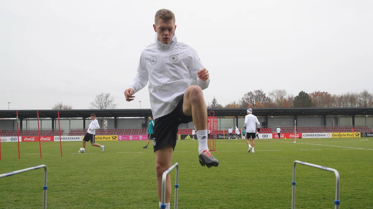 MATTHIAS GINTER: Hat in seiner Entwicklung noch einmal einen großen Schritt nach vorne gemacht. Spielt in Gladbachs Innenverteidigung beständig gut und bringt bei Standards seine Torgefährlichkeit ein. Hat sich auch in der DFB-Elf einen Stammplatz erkämpft