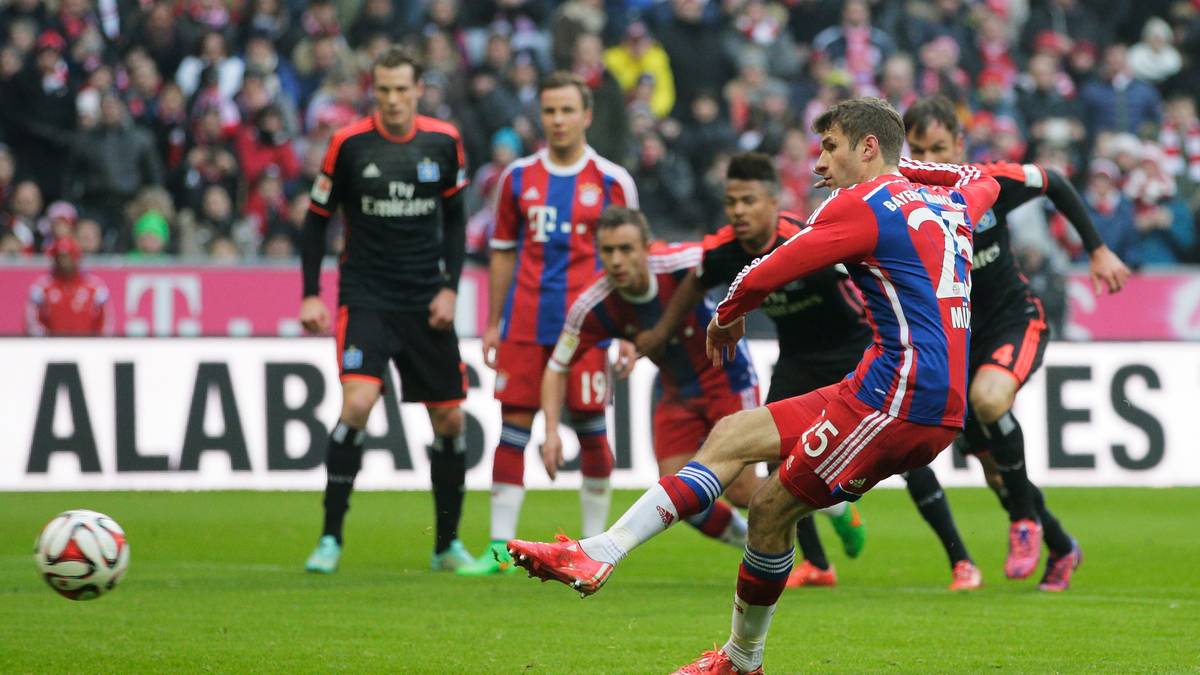 Der FC Bayern hat mit dem Hamburger SV keinerlei Probleme. Thomas Müller profitiert zunächst von einem Handspiel von Ronny Marcos 