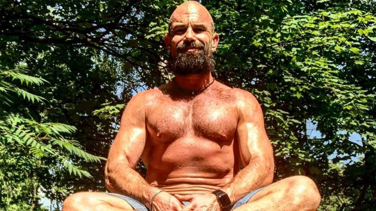 Meditation im Schneidersitz! Breitfeld ist 47 Jahre alt, seinem Körper sieht man das nicht an. Sein Körperfettanteil liegt bei nur sechs Prozent