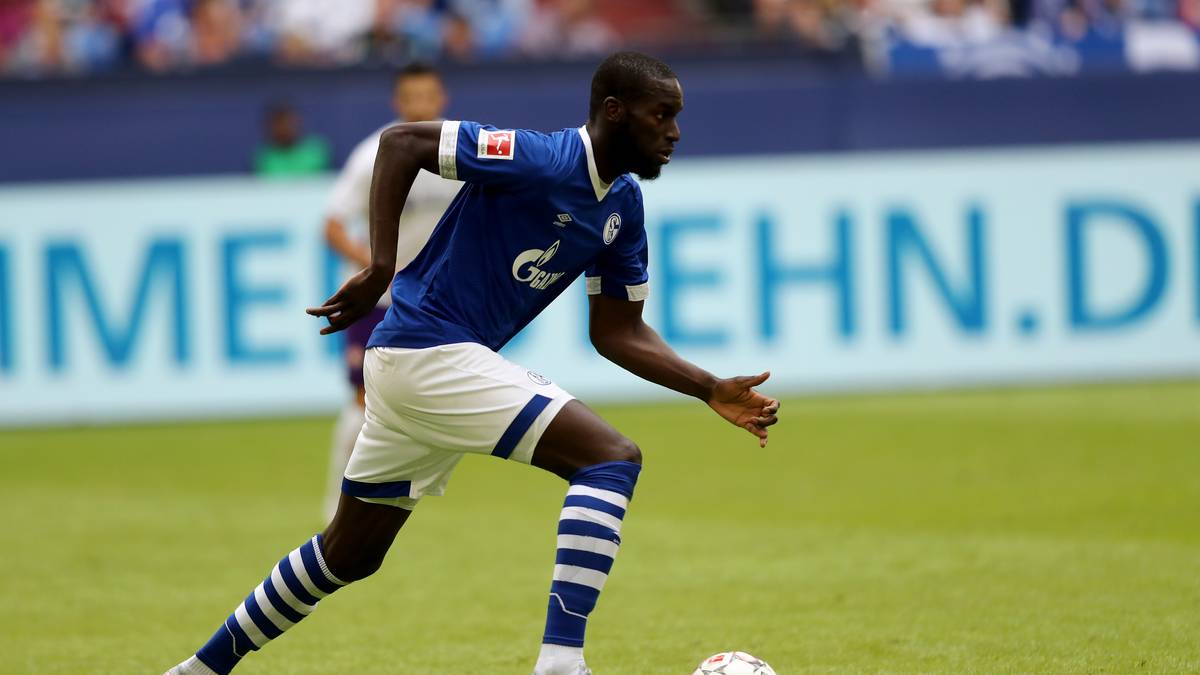 SCHALKE 04: Zur neuen Saison präsentiert sich S04 in neuem Style. Das Druckmotiv mit Hammer und Schlägel als Symbol der Verbundenheit zum Bergbau erweckt keine Freundenschreie. Der weiße V-Ausschnitt wird als einfallslos abgestempelt und das Umbro-Band gefällt wieder nicht. Der integrierte Chip im Logo allerdings ist fortschrittlich: Mit ihm kann man im Stadion bargeldlos bezahlen - super-smart!