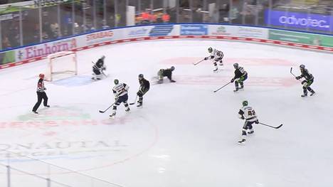 Die Eisbären Berlin gewinnen gegen die Straubing Ice Tigers - auch weil sich vor einem Berliner Tor eine Kuriosität ergibt. 