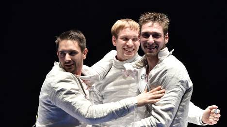 Matyas Szabo (l.), Benedikt Wagner (M.) und Max Hartung (r.) freuen sich über Bronze
