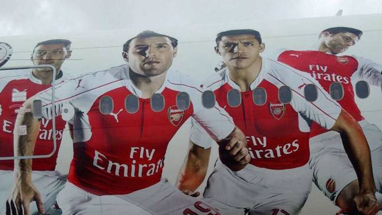 Bild von Özil auf Arsenal-Jet