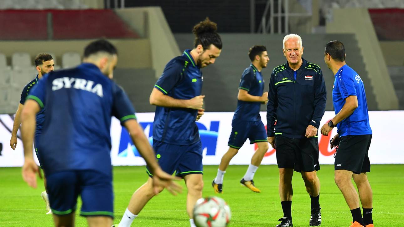 Bernd Stange und sein Team beim Training vor dem Auftakt zum Asien Cup