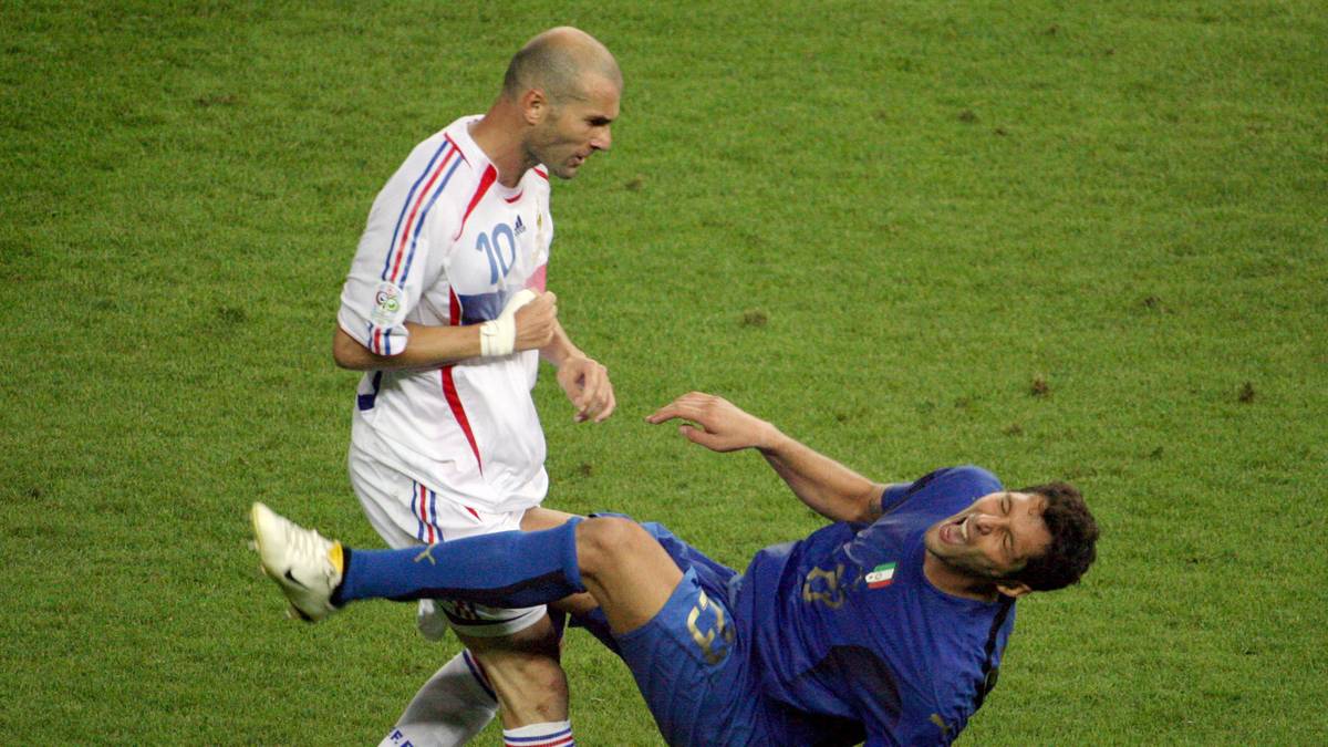 MARCO MATERAZZI: Zinedine Zidane fällte ihn mit einem Kopfstoß, aber irgendwie fanden die meisten Fans: Zurecht! Der Italiener hatte immerhin die Schwester des französischen Superstars beleidigt