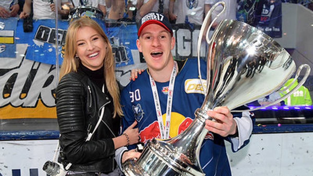 Statt Zigarre und Freundin hält Jerome Flaake lieber Pokal und Freundin im Arm