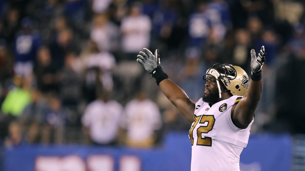 Die Vorsaison schlossen die Saints mit 13:3 Siegen auf Platz eins der NFC ab, nach einem 20:14-Sieg gegen die Philadelphia Eagles war gegen die Los Angeles Rams Schluss. In einem kontroversen Spiel um die NFC Championship setzten sich die Rams mit 26:23 nach Overtime durch, dabei übersahen die Schiedsrichter kurz vor Schluss eine Pass-Interference