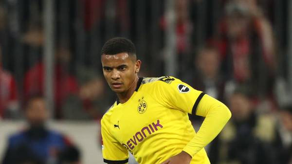 MUNICH, GERMANY - NOVEMBER 09: Manuel Akanji of Dortmund runs with the ball during the Bundesliga match between FC Bayern Muenchen and Borussia Dortmund at Allianz Arena on November 09, 2019 in Munich, Germany. (Photo by Alexander Hassenstein/Bongarts/Getty Images)