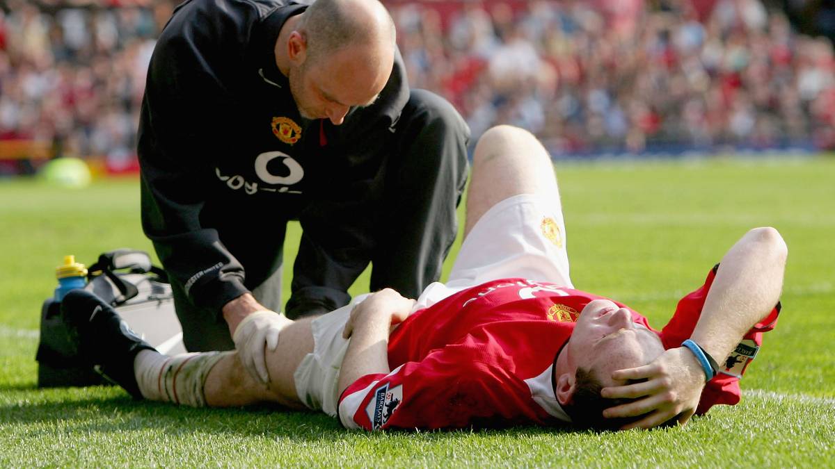 Premier League Wayne Rooney Wayne Rooney wird während eines Spiels wegen Problemen im Oberschenkelmuskel behandelt