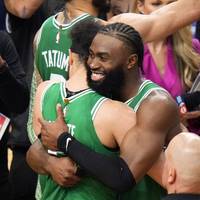Die Boston Celtics demontieren die Golden State Warriors in der NBA. Schon nach dem ersten Viertel ist alles entschieden. Boston-Star Brown verhöhnt den Gegner. 