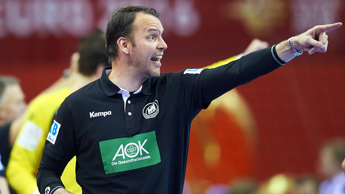 22. November: Ein schwarzer Tag für den deutschen Handball! Wie der DHB mitteilt, hört Erfolgs-Bundestrainer Dagur Sigurdsson nach der WM 2017 in Frankreich (11. bis 29. Januar) auf und wird Nationaltrainer Japans. Sigurdssons Vertrag beim DHB läuft eigentlich noch bis 2020, eine Option - zu ziehen bis zum 31. Dezember dieses Jahres - ermöglicht ihm allerdings den vorzeitigen Ausstieg zum 30. Juni 2017