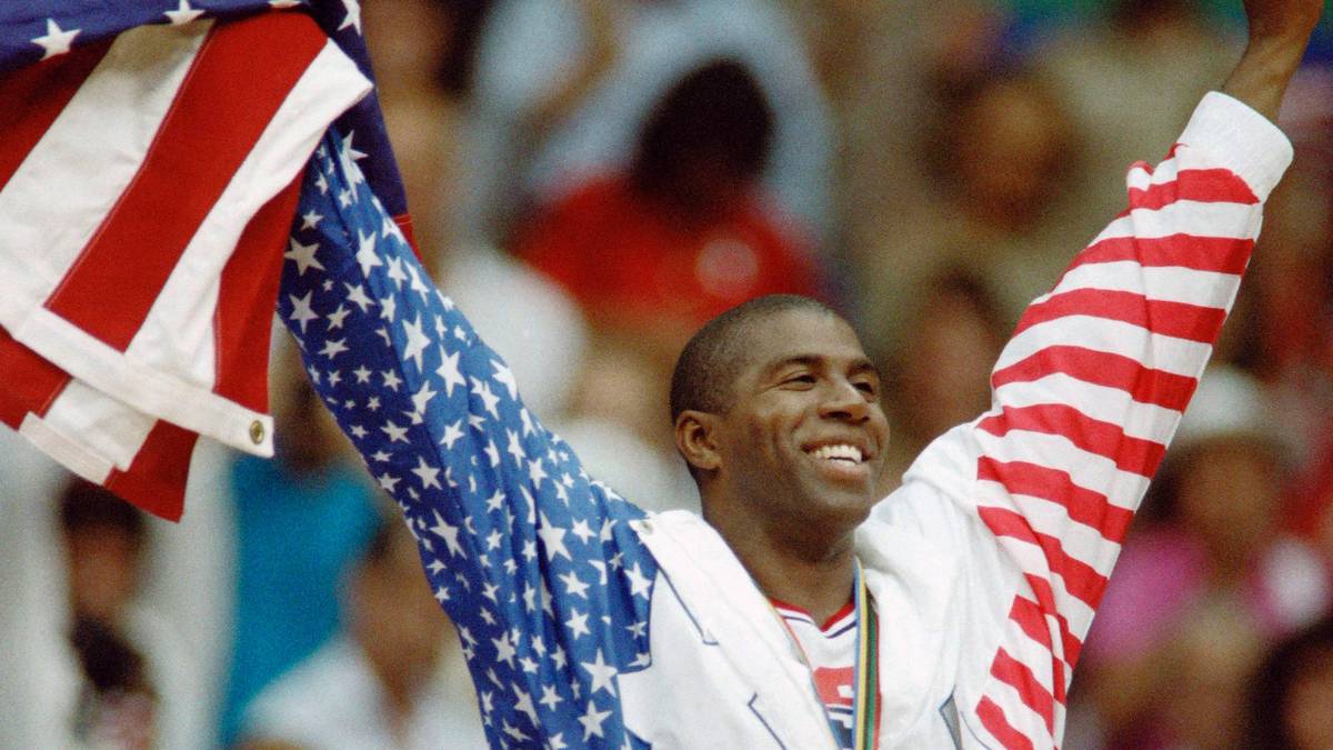 Zunächst kehrte er 1992 sogar in die NBA zurück, wurde MVP des All-Star Games und Teil des "Dream Teams", das in Barcelona Olympia-Gold gewann. Wegen Protesten anderer Spieler trat Magic aber erneut zurück, spielte 1996 jedoch noch 32 Mal für die Lakers.